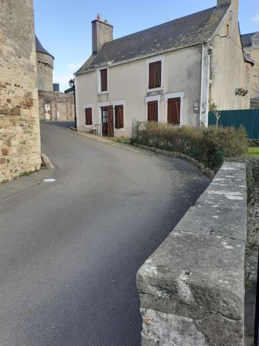 Charming Detached 2 Bedroom Ancient House In Medieval Quarter Of A Small Town In The Pays De La Loire, France Sille-le-Guillaume Экстерьер фото